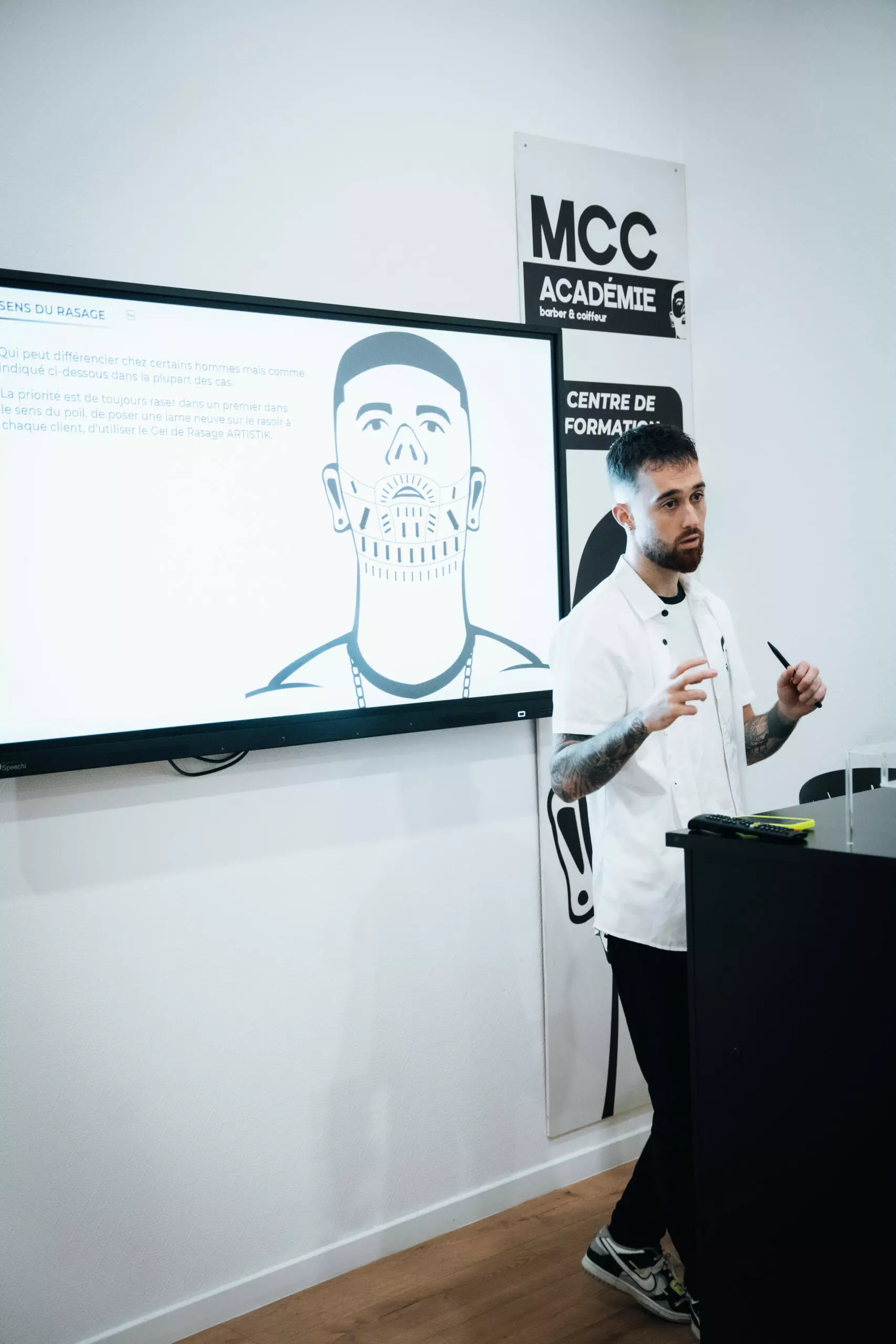 Formation barber MCC Académie, geste technique de rasage de barbe