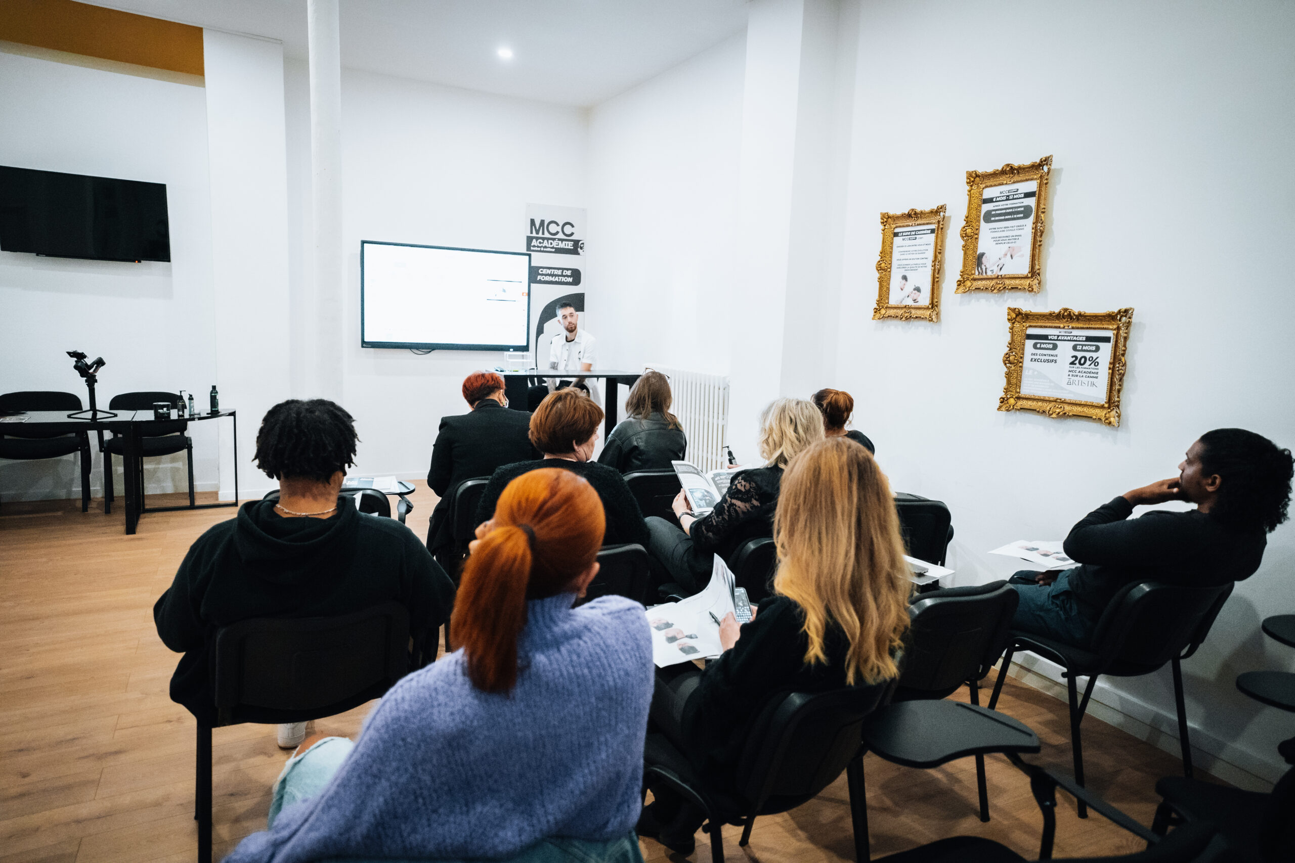 Classe de formation barber MCC Académie avec élèves et formateur