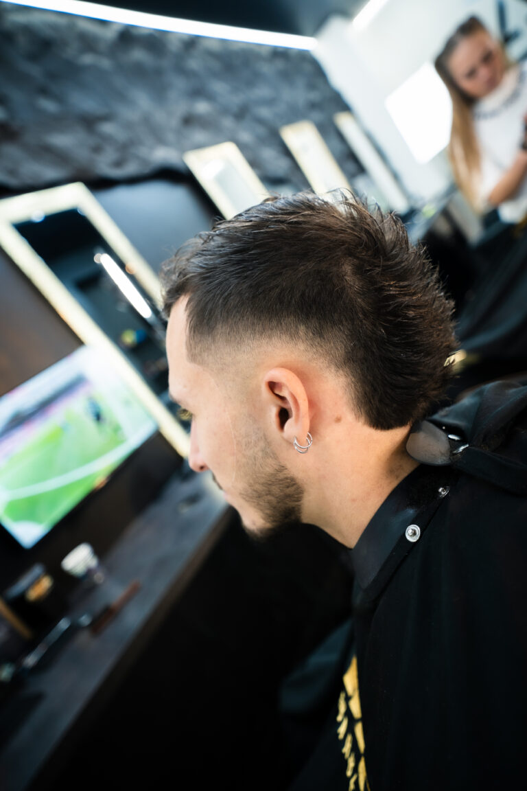 Coupes homme & barber tendances 2026 : les styles qui cartonnent (et comment les demander à ton barber)