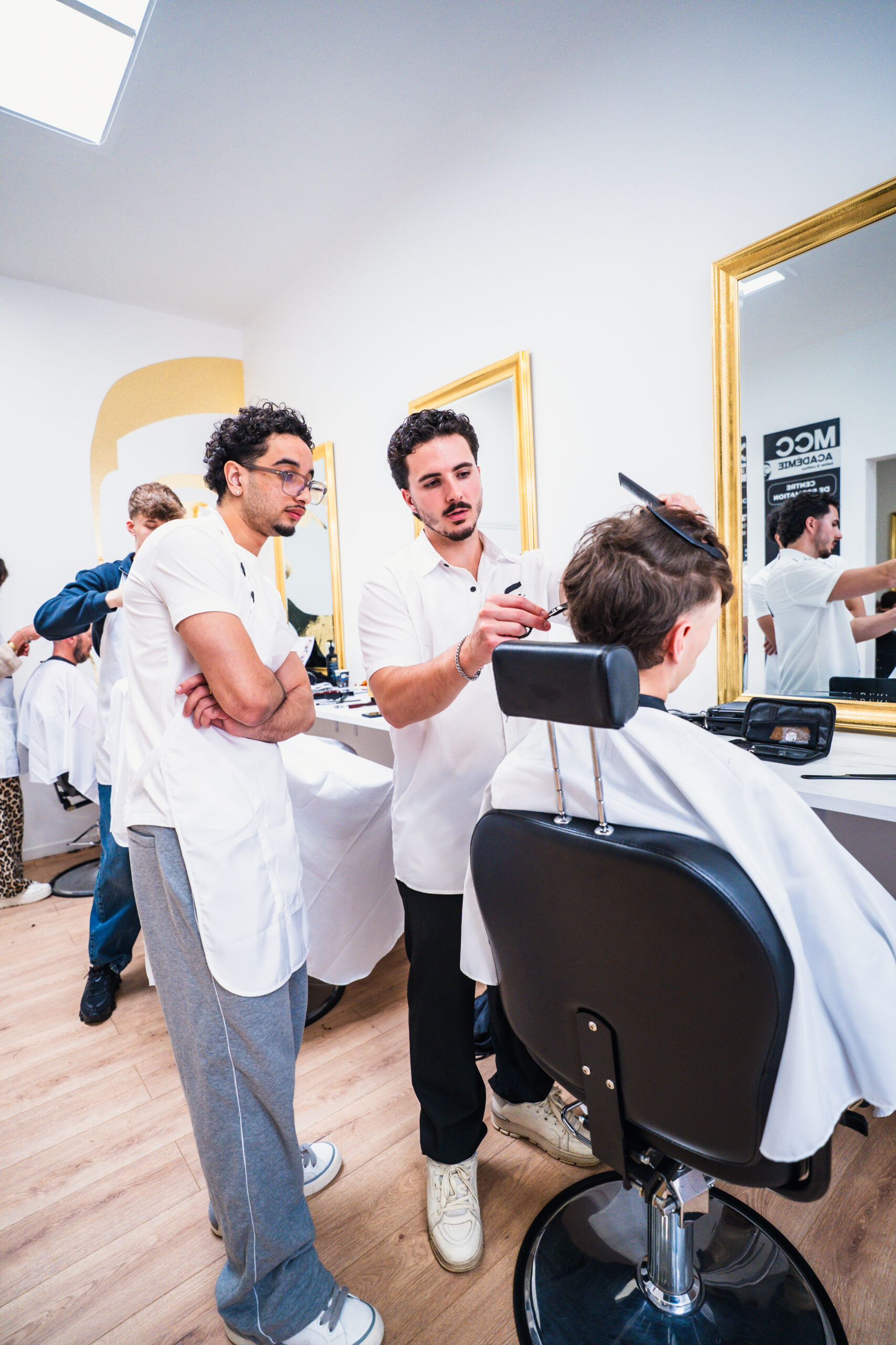 Démonstration de coupe sur modèle par un formateur barber MCC Académie
