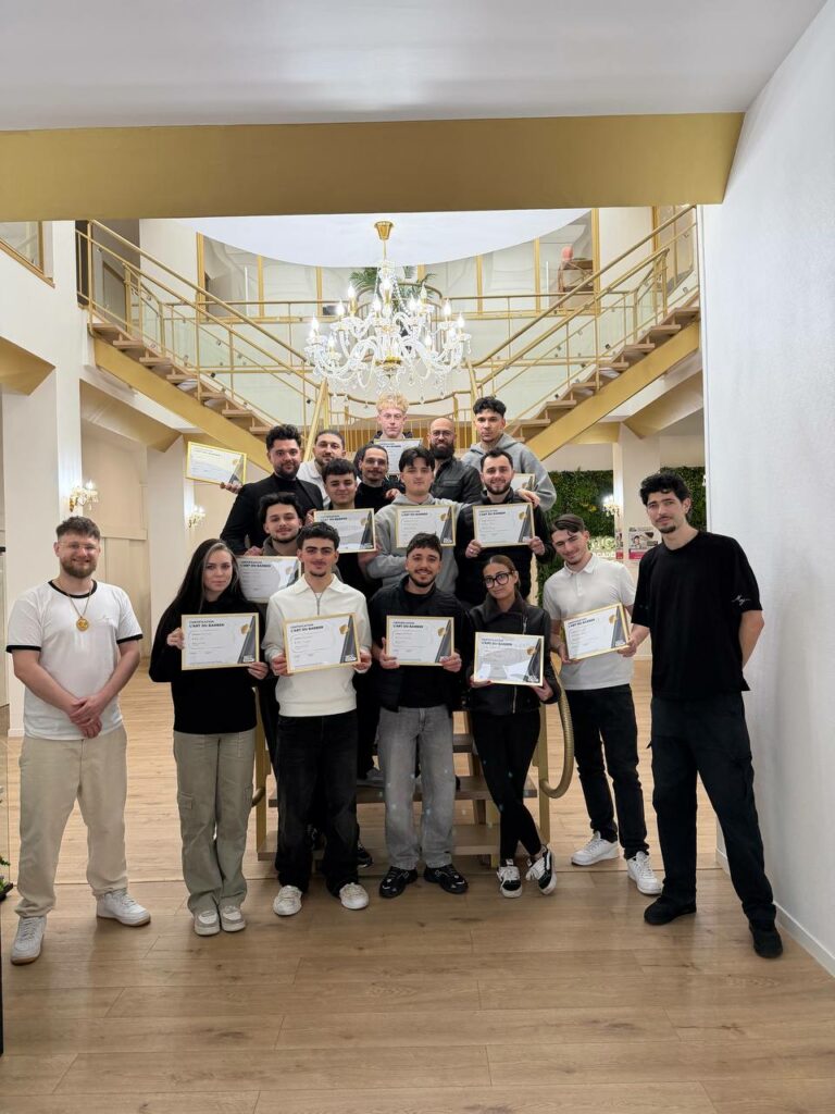 Diplomés barbers MCC Académie heureux et prets à couper